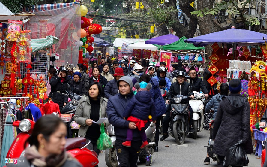 Dù 23 tháng Chạp mới bắt đầu khai mạc chợ hoa Hàng Lược, khu vực này đã đông nghịt người đến mua sắm từ vài ngày trước