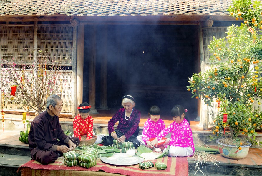 Bên cành đào, cây quất, những truyền thống tốt đẹp của dân tộc lại được tiếp nối. Như lòng yêu nước, tình yêu dân tộc vẫn mãi chảy trong trái tim mỗi người Việt Nam