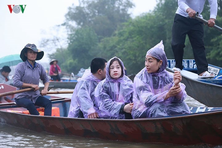 Trời đổ mưa nhưng không cản được hàng nghìn lượt khách thập phương về trẩy hội