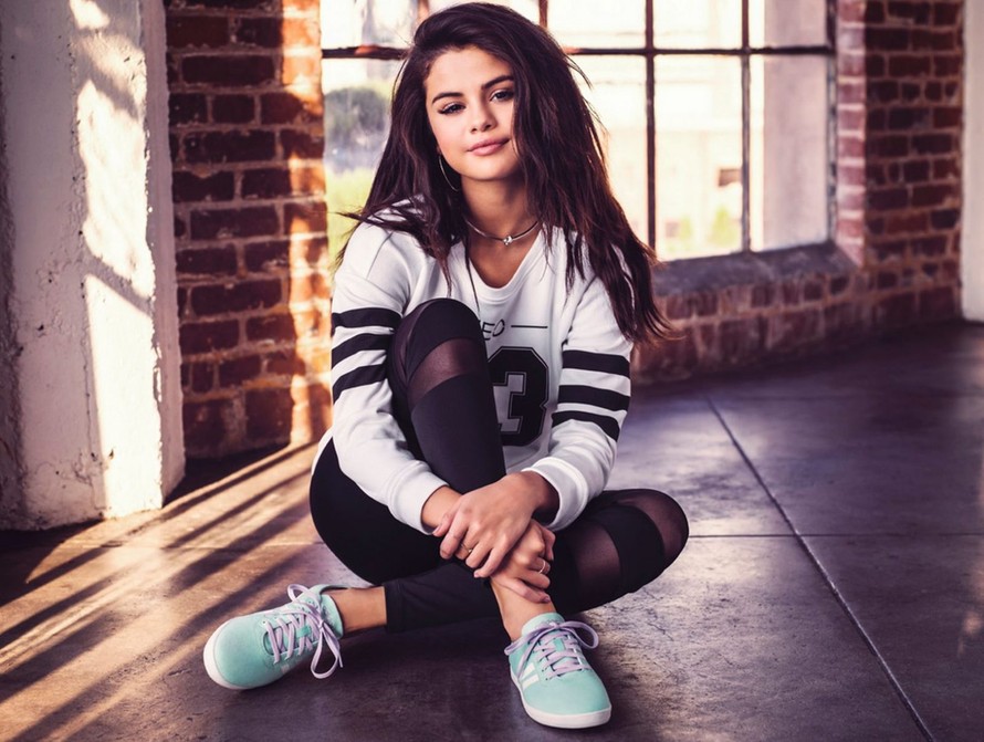 Selena Gomez đạp xe đi chơi sau khi chia tay Justin Bieber