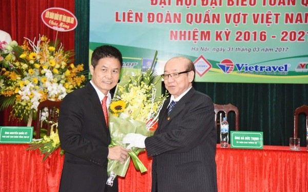Ông Nguyễn Danh Thái - nguyên Chủ tịch VTF tặng hoa cho tân Chủ tịch VTF nhiệm kì VI, ông Nguyễn Quốc Kỳ (trái). (Ảnh internet)