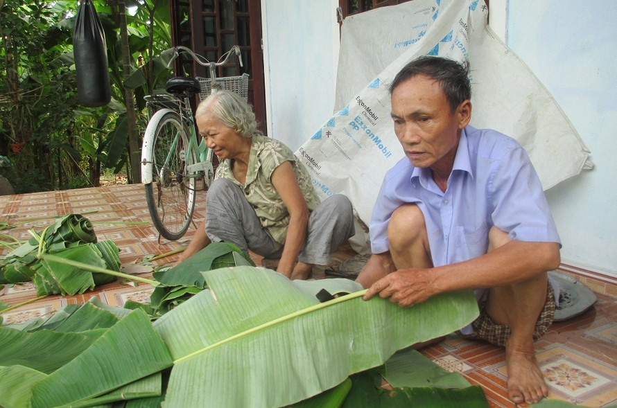 Bà Cam cùng chùng đang cuốn lá chuối. Bà Cam cho rằng bà đã không hề ngủ trong vòng 9 năm