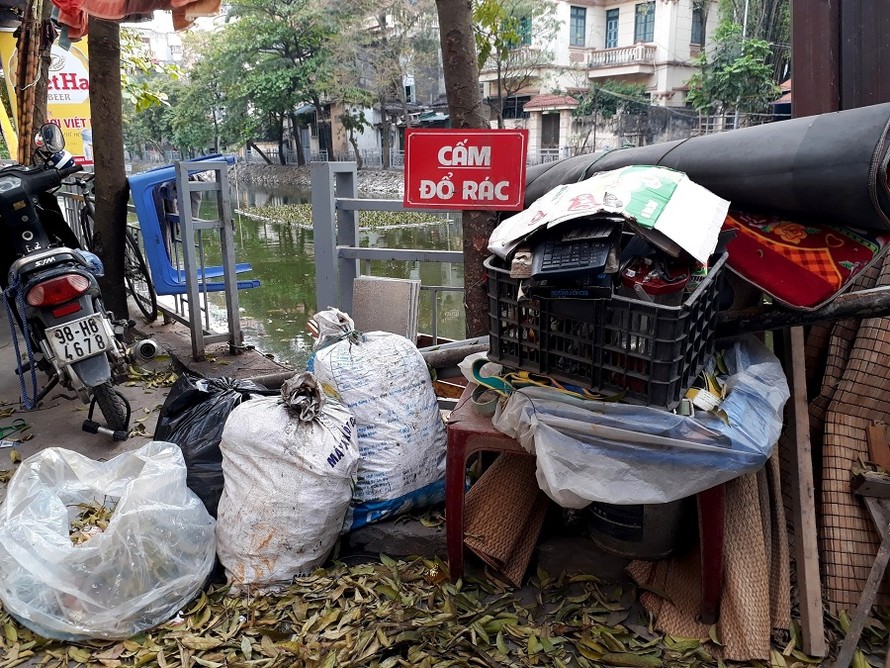 Trên phố Hoàng Ngân, biển "Cấm đổ rác" gắn rất rõ ràng nhưng dường như không ai để ý