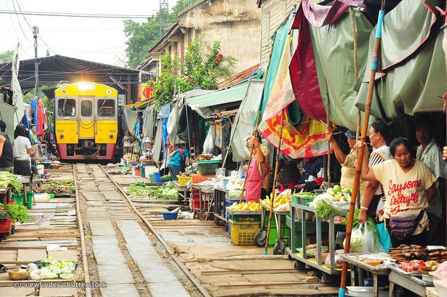 Cảnh mua bán tại chợ đường tàu ldiễn ra hàng ngày (Nguồn ảnh: Tielandtothailand)