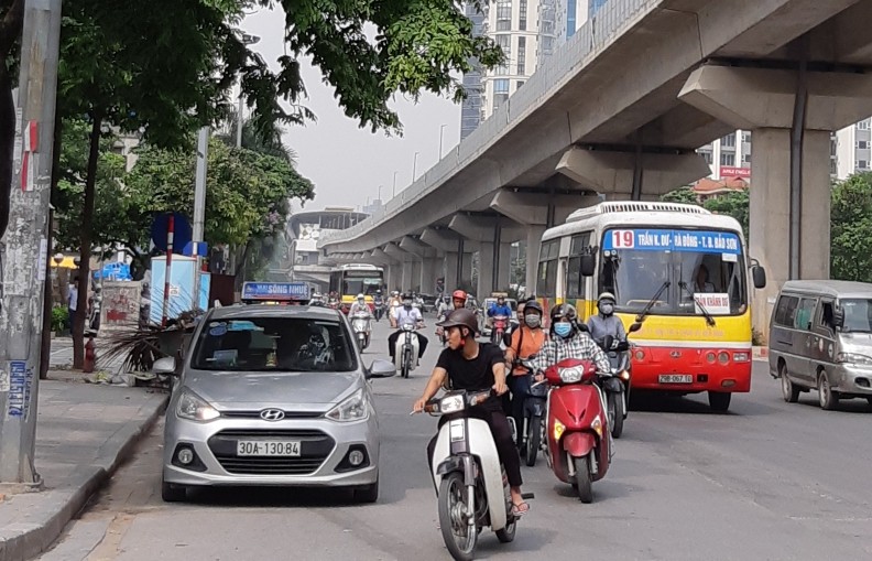 Hà Nội: Tranh cãi mở lại làn riêng cho buýt thường