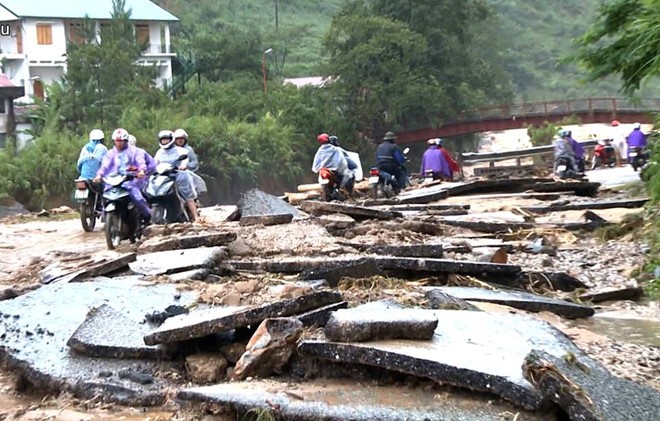 Mưa lũ, sạt lở đất khiến nhiều tuyến đường ách tắc giao thông, thậm chí tê liệt