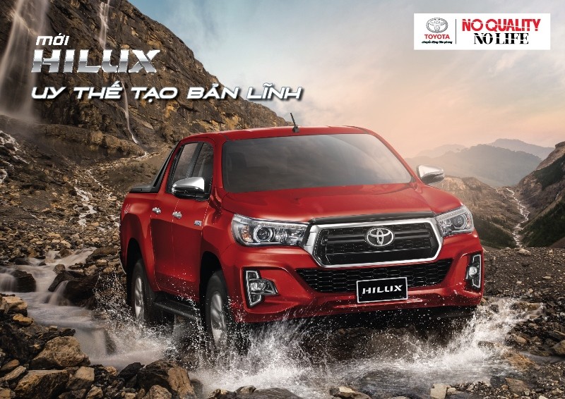 Cả 2 phiên bản Hilux 2018 đều được trang bị lưới tản nhiệt sơn đen bóng MLM thay cho mạ chrome.