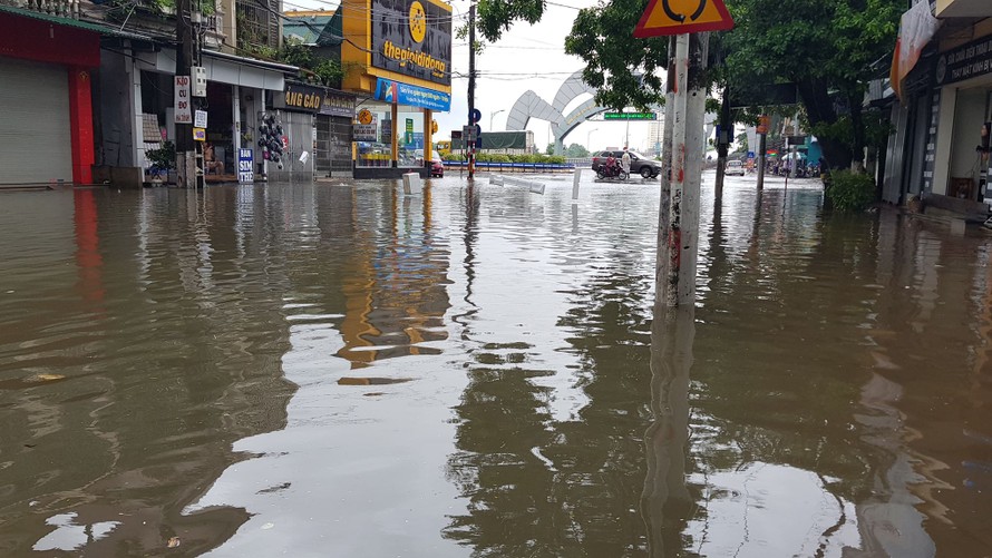 Vinh ngập nặng, đường đi sân bay, bệnh viện... chìm sâu trong nước