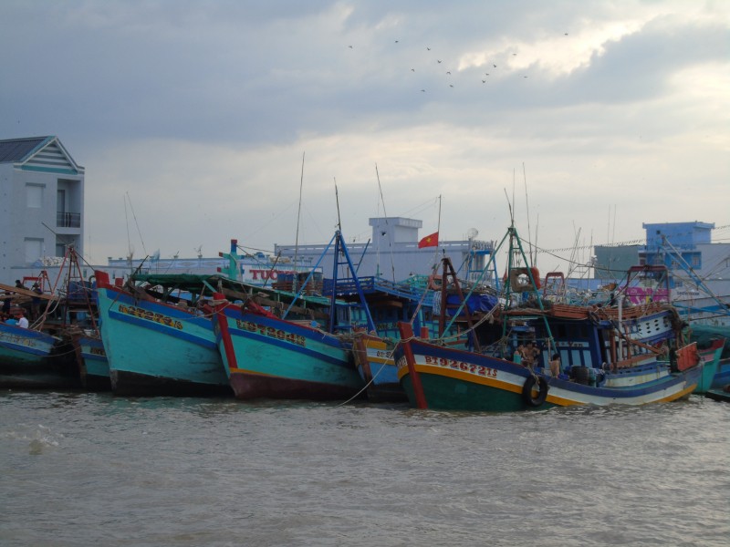 Lập phương án kiểm soát tàu thuyền hoạt động tại các cửa biển. Ảnh Lê An