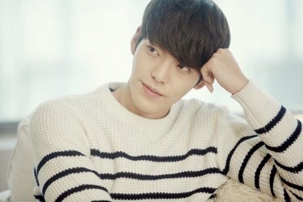 Sau 1 năm chống chọi ung thư, Kim Woo Bin tái xuất với hình ảnh gợi nhắc thời 'Vampire Idol'