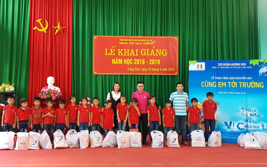 Chương trình đã trao các phần quà và học bổng tới tận tay các em nhỏ