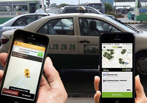 Grabcar được nhiều khách hàng ưa thích sử dụng do giá cước thấp hơn taxi truyền thống, nhiều khuyến mại. Ảnh minh họa: Xuân Hoa