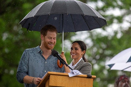 Harry và Meghan tham dự một sự kiện ở Dubbo, Australia hôm 17/10. Ảnh: Reuters