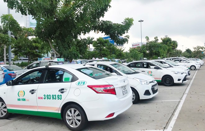 Hàng trăm taxi ngừng chạy ở sân bay Đà Nẵng để phản đối Grab