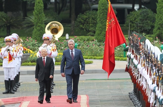 Tổng Bí thư, Chủ tịch nước Nguyễn Phú Trọng và Chủ tịch Cuba Miguel Mario Díaz-Canel Bermúdez duyệt Đội danh dự Quân đội nhân dân Việt Nam. (Ảnh: Lâm Khánh/TTXVN)