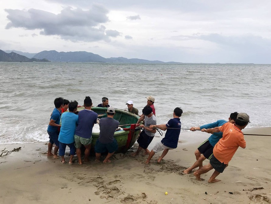 Ngư dân Đông Hải kéo, neo đậu các phương tiện đánh bắt thủy sản vào bờ tránh bão (Ảnh: Hữu Phương)