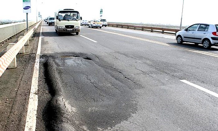 Mặt cầu Thăng Long liên tục bị hư hỏng, ổ gà dù đã qua nhiều lần sửa chữa