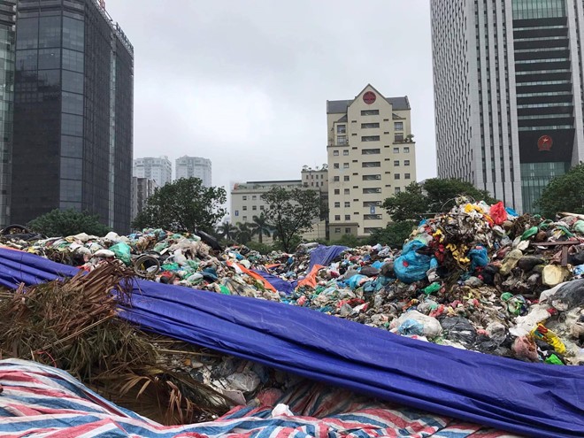 Tập kết rác thải sinh hoạt tạm thời tại một bãi đất trống ở Q.Cầu Giấy