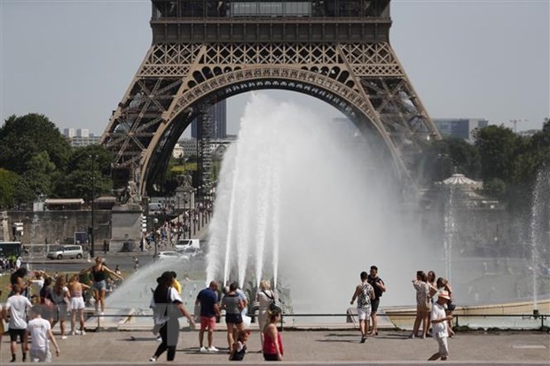 Người dân và khách du lịch giải nhiệt tại đài phun nước ở Paris, Pháp. (Ảnh: AFP)