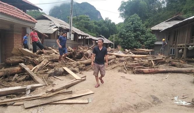 Bản Sa Ná, xã Na Mèo, huyện Quan Sơn (Thanh Hóa) tan hoang sau lũ. Ảnh: Nguyễn Nam/TTXVN.