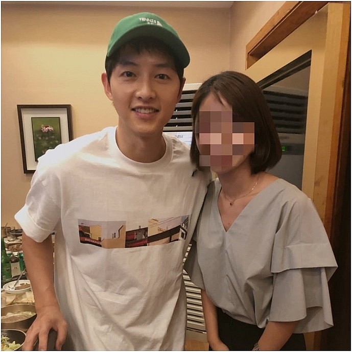 Song Joong Ki xuất hiện sau ly hôn, chụp ảnh cùng cô gái lạ