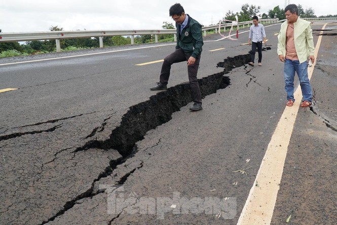 Đoạn đường Hồ Chí Minh tránh Chư Sê mới thi công xong, chưa nghiệm thu đã sụt lún, hư hỏng chỉ sau 1 trận mưa. Ảnh Lê Tiền.