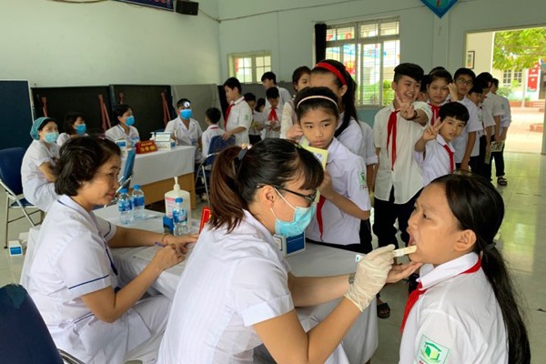 2.000 người đi khám sau cháy Rạng Đông, trường học được yêu cầu test thực phẩm