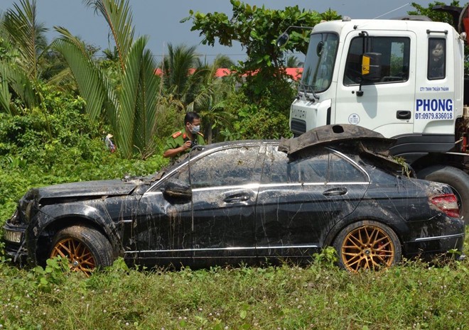 3 thi thể trong xe Mercedes nổi trên rạch