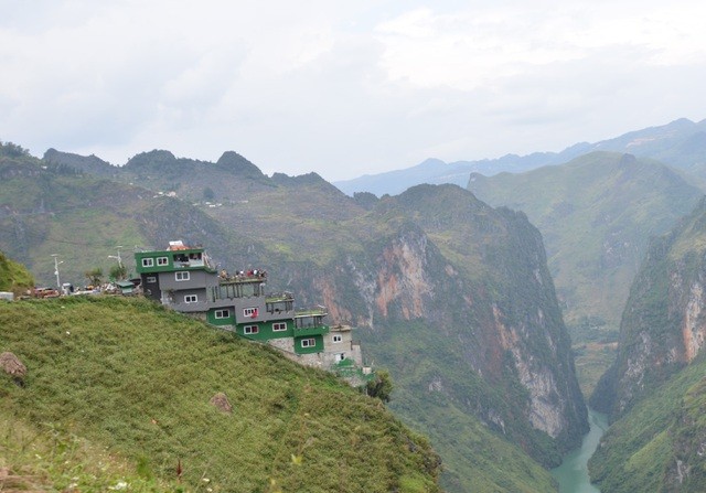 Các bức tường bên ngoài nhà hàng Mã Pì Lèng Panorama đang được sơn màu xanh lá.