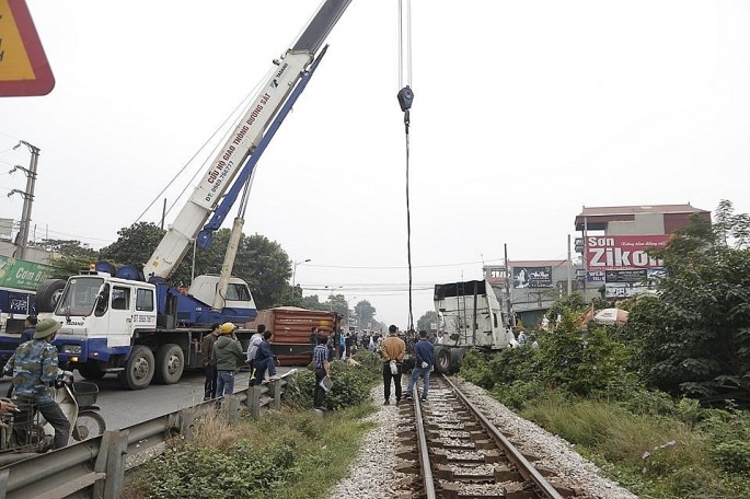 Cố băng qua đường sắt, container bị tông đứt đôi