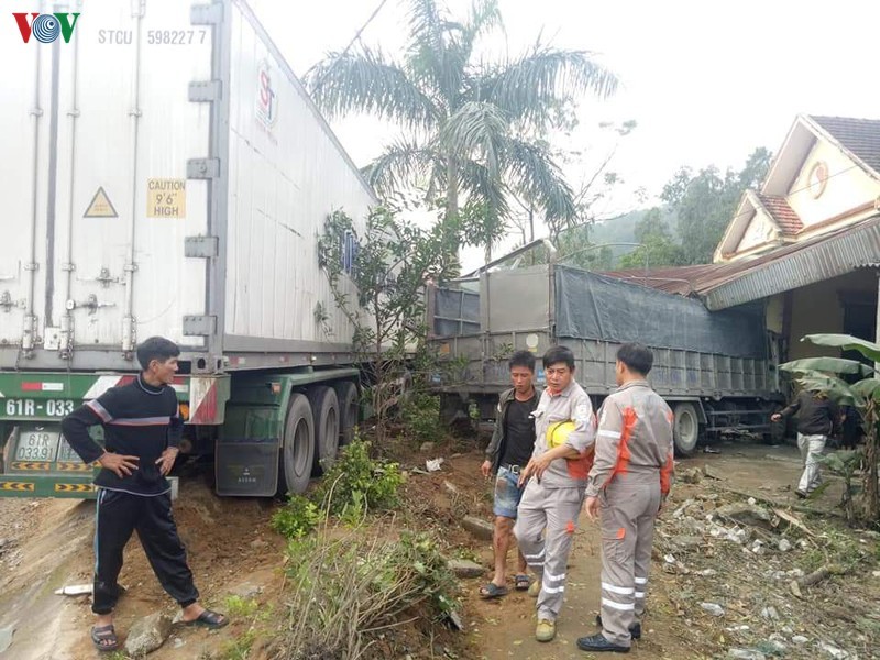 Sau va chạm mạnh, hai xe tải cùng lao vào nhà dân bên đường