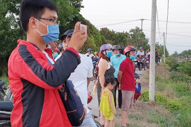 Nhiều người tụ tập tại khu vực phía sau căn nhà hoang Tuấn "Khỉ" bị tiêu diệt để livestream. Ảnh: An Huy.