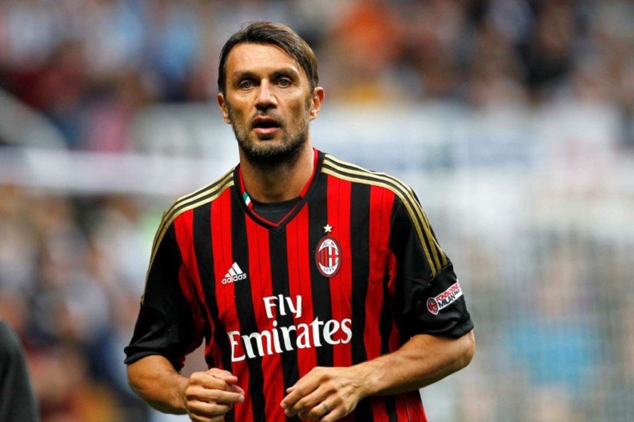 Huyền thoại Paolo Maldini trong màu áo AC Milan. (Ảnh: Reuters)