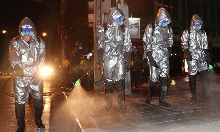 Quân đội Thái Lan khử trùng đường phố Bangkok hôm 21/3. (Ảnh: AFP)