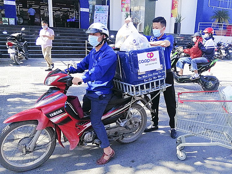 Nhân viên Co.op mart chuẩn bị giao hàng cho khách. Ảnh: Mai Trang.