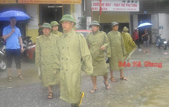 Bí thư Tỉnh ủy Đặng Quốc Khánh kiểm tra tình hình ngập úng tại khu vực tổ 3, phường Minh Khai. (Ảnh: Báo Hà Giang)