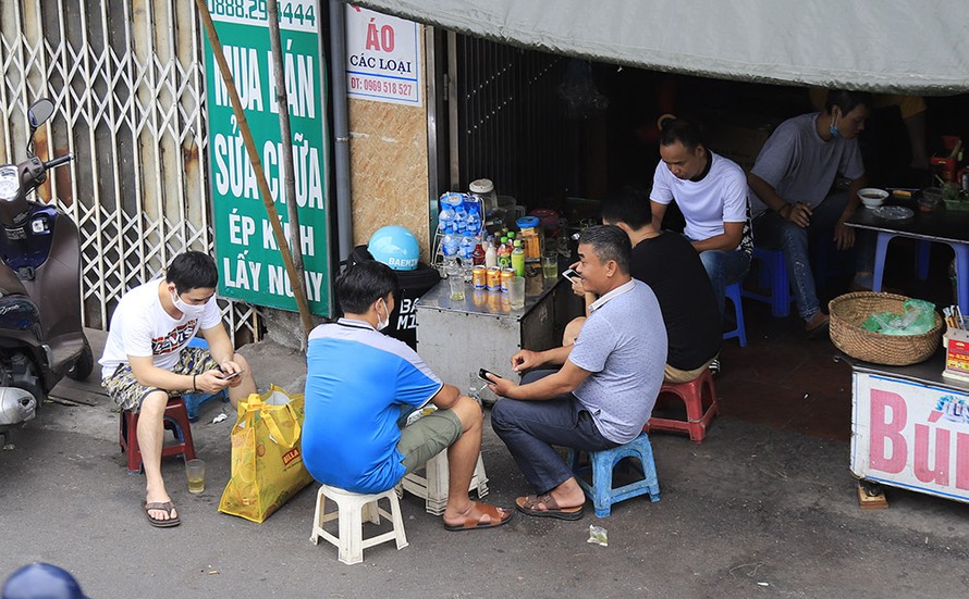 Một quán trà đá trên phố Hồng Hà (quận Hoàn Kiếm).