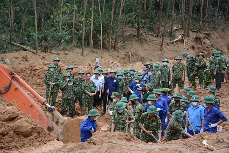 Các lực lượng tranh thủ từng phút, từng giây tìm kiếm. Ảnh: QĐND