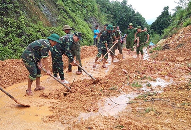 Sáng 17/10, ông Phan Thiên Định, Phó Chủ tịch UBND tỉnh Thừa Thiên Huế cho biết 2 hướng tiếp cận bằng đường thủy và đường bộ vào Rào Trăng 3 đang gặp khó khăn.