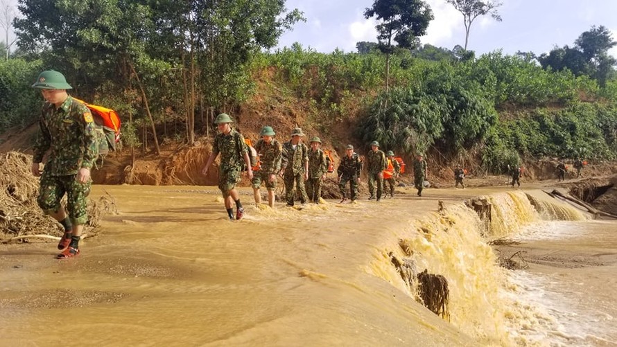 Lực lượng biên phòng cơ động vào hiện trường để tham gia công tác tìm kiếm người mất tích trong 2 vụ sạt lở ở xã Phước Lộc (Phước Sơn, Quảng Nam).