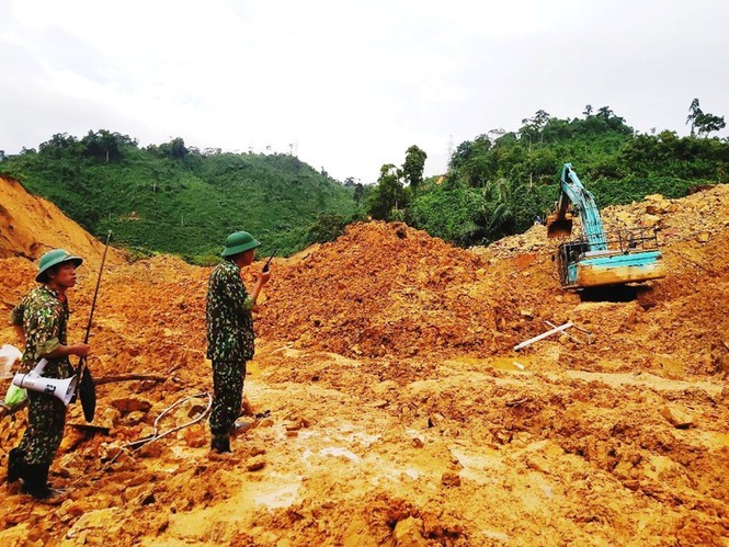 Việc tìm kiếm 12 nạn nhân còn mất tích vẫn chưa có tiến triển do thời tiết, địa hình phức tạp.