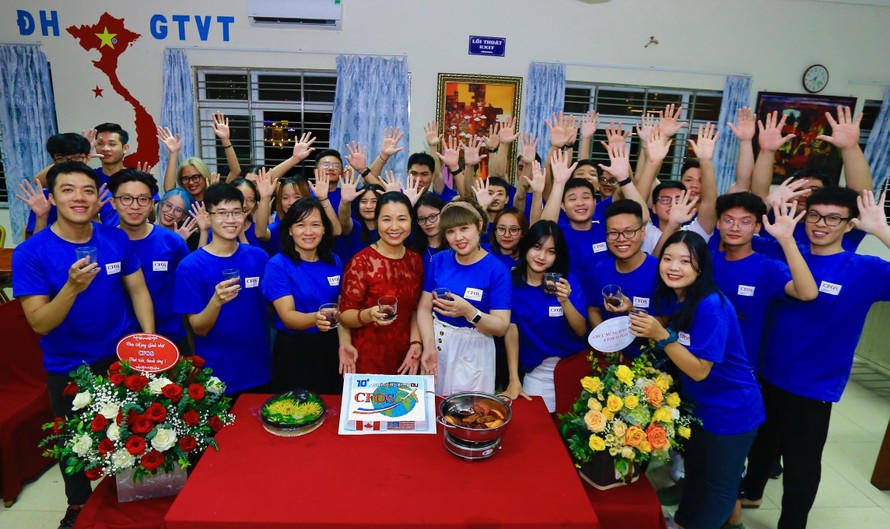 2 bàn tay - 10 ngón tay, cách những chàng trai, cô gái trong màu áo xanh lam (Les Bleus du CFOS ) chúc mừng sinh nhật 10 năm