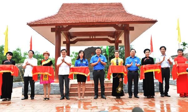 Các đồng chí lãnh đạo tỉnh và lãnh đạo Trung ương Đoàn cắt băng khánh thành Bia di tích Trung ương Đoàn TNCS Hồ Chí Minh