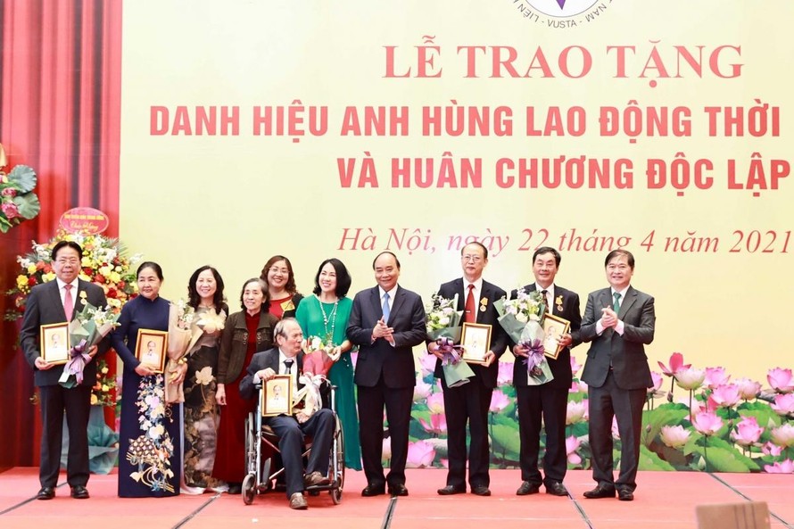 Trao tặng danh hiệu cao quý cho các nhà khoa học xuất sắc