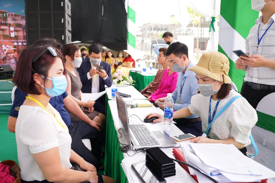 Các quầy tư vấn thu hút đông đảo khách hàng nhờ chính sách bán hàng hấp dẫn