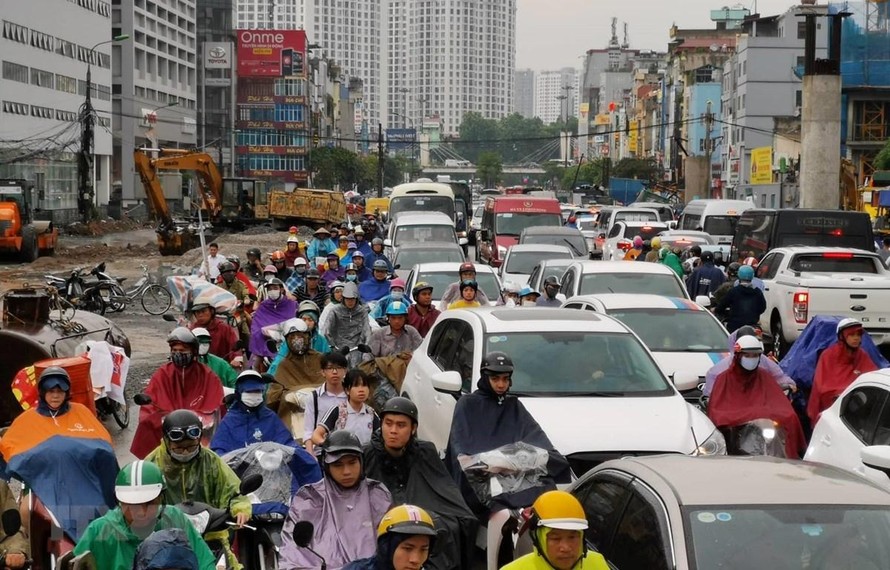 Hà Nội: 'Điệp khúc' phố thành sông, người dân vất vả đi đường