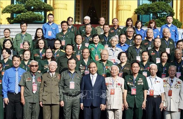 Chủ tịch nước Nguyễn Xuân Phúc với các đại biểu cựu thanh niên xung phong tại buổi gặp mặt - Ảnh: TTXVN