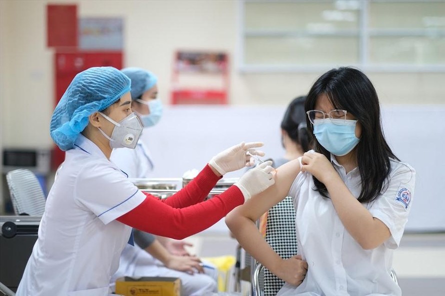 Vaccine phòng COVID-19 vẫn là 'vũ khí' chống dịch hiệu quả