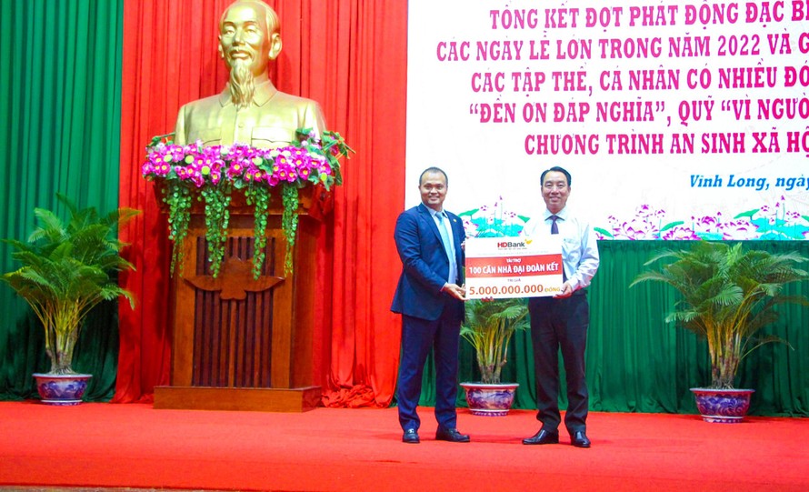 Ông Nguyễn Đăng Thanh – Phó Tổng giám đốc HDBank (trái) trao tặng kinh phí trao tặng kinh phí xây dựng 100 căn nhà đại đoàn kết. Ông Lữ Quang Ngời - Chủ tịch UBND tỉnh Vĩnh Long đại diện nhận