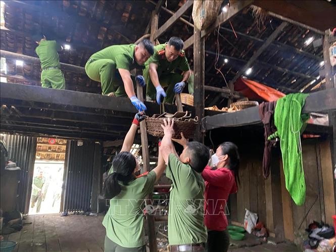 Lực lượng công an giúp đỡ người dân khắc phục hậu quả do gió lốc, mưa lớn gây ra ở xã Mã Ba, huyện Hà Quảng, tỉnh Cao Bằng